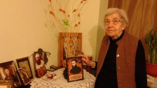 O batrana de 93 de ani acuza un preot ca i-a luat banii si bunurile si a lasat-o sa moara de foame. "De multe ori frigiderul ei era gol, iar in debara doar un cartof"