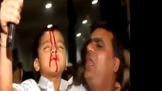 Copiii musulmani se mutileaza cu sabii. Obiceiul fatal in care tinerii se auto-flageleaza anual in public. Imagini absolout terifiante