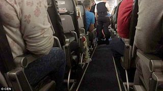 Clipe de groaza pentru pasagerii unui avion. O femeie care a decedat la 45 de minute de la decolare "si-a continuat zborul" ,acoperita cu o patura, alaturi de ceilati calatori