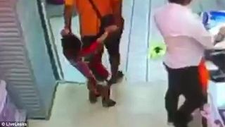 Momente dramatice intr-un supermarket. Un baietel a murit, dupa ce tatal sau a alunecat si a cazut peste el