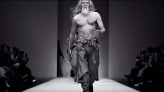 La 80 de ani defileaza pe podiumurile de moda: "Batranetea nu este o scuza sa te dai batut". Cel mai sexy "bunic" din China isi dezvaluie secretul