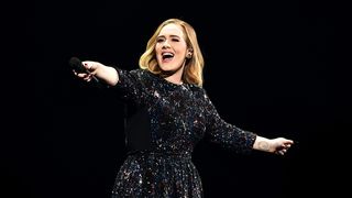 Adele a dat lovitura cu ultimul ei album! Cantareata a castigat 84.000 de lire sterline pe zi, dupa ce albumul ei a devenit cel mai bine vandut din istoria Marii Britanii