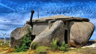 Casuta de piatra din Portugalia. Unde este situata si cum arata in interior