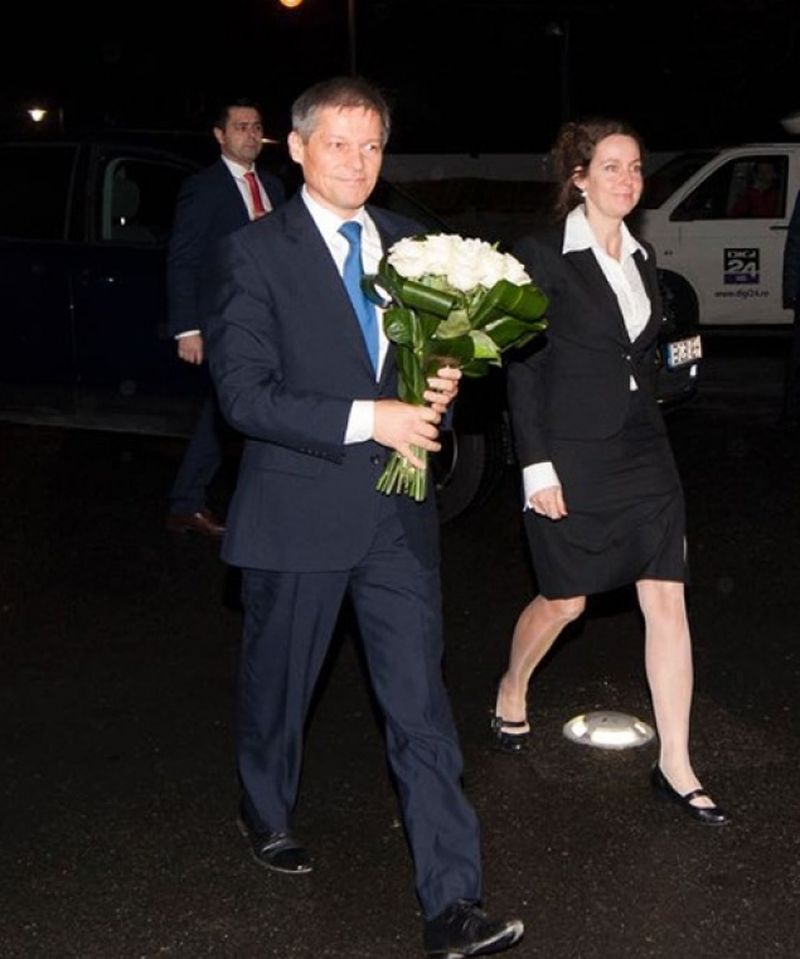 Prima aparitie publica a lui Valerie Ciolos, in calitae de sotie de premier. In decembrie 2015, la o cina oficiala la Palatul Elisabeta