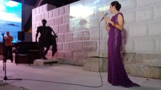 Valerie Ciolos, intr-o rochie lunga, cu trena, extrem de eleganta