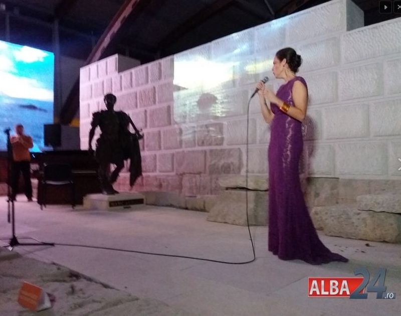 Valerie Ciolos, intr-o rochie lunga, cu trena, extrem de eleganta