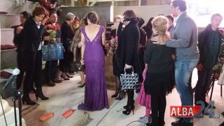 Rochia ii lasa spatele gol