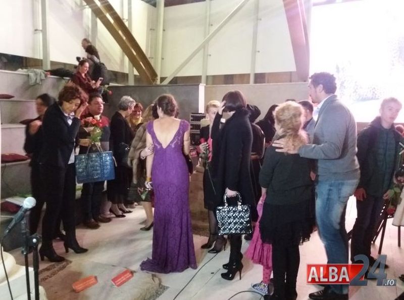 Rochia ii lasa spatele gol