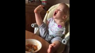 VIDEO: O fetita invata sa manance singura cu furculita. Desi nu are maini, micuta isi foloseste picioarele pentru a se putea hrani