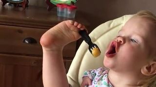 O fetita, care s-a nascut fara maini, a invatat sa manance cu picioarele