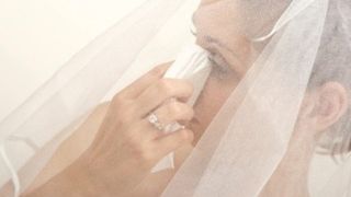 O femeie a fost parasita la cateva zile de la nunta, dupa ce sotul a vazut-o nemachiata. "M-ai inselat cu cosmetice in exces si gene false!"