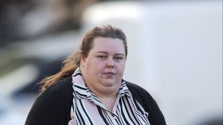 O bona pedofila a recunoscut ca a intretinut in mod repetat relatii sexuale cu un baiat de 13 ani de care avea grija. Mai mult, ea ii aducea baiatului si bauturi alcoolice