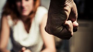 Un iesean si-a legat sotia de maini si de picioare si a biciuit-o cu salbaticie. "Avea capul cat un bostan, era desfigurata!" spun vecinii