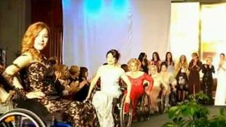Prezentare de moda inedita! 20 de modele in scaun cu rotile au aratat ca nimic nu e imposibil daca ai vointa