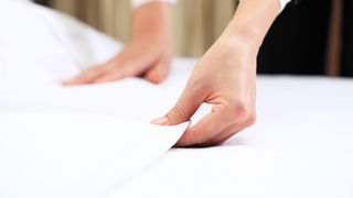 Experimentul care dezvaluie ca unele hoteluri nu schimba cearsafurile dupa fiecare client