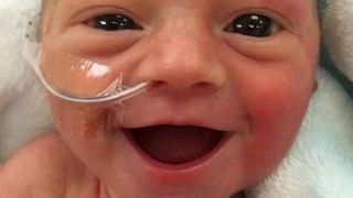 S-a nascut prematur, dar este cea mai fericita bebelusa din lume. Fotografia care a cucerit inimile tuturor