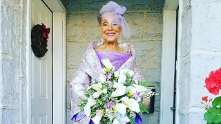 "Varsta este doar un numar": O femeie de 86 de ani s-a casatorit intr-o superba rochie, creatie proprie