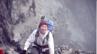 A murit prima femeie din istorie care a escaladat Everestul. Ea a fost prima femeie care a escaladat cei mai inalti munti din toate cele 7 continente