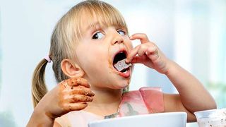 Oamenii de stiinta spulbera cele mai cunoscute mituri! Zaharul nu provoaca hiperactivitate la copii, iar privitul de aproape la tv nu iti strica vederea