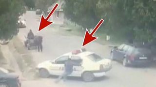 Seful de post dintr-o localitatea vasluiană a uitat să tragă fr&acirc;na de m&acirc;nă a maşinii de poliţie. Ce s-a intamplat apoi. Imaginile au ajuns pe internet