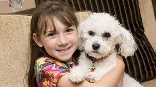 O fetita de 9 ani, salvata de catelul familiei! Copila sufera de epilepsie, iar patrupedul simte cand e in pericol. Ce face inainte ca fetita sa aiba o criza