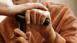 La 49 de ani rolurile "parinte-copil" se inverseaza