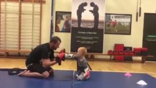 Un baietel de opt ani fara maini si picioare face arte martiale! Baiatul e un adevarat luptator