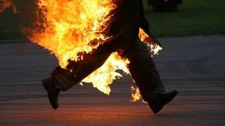 Unul dintre cei doi oameni ai străzii incendiaţi la Galaţi va fi transferat la Spitalul Floreasca din Bucureşti. Pacientul are arsuri de gradul I si este intubat