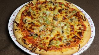 Stii sa faci pizza acasa? Te costa jumatate din cat ai da pe ea in oras. Uite cele mai tari secrete pentru o pizza perfecta acasa la tine