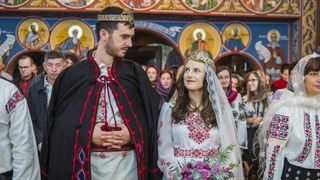 Nunta de vis la Bacau. Doi tineri s-au casatorit in straie populare si au cucerit inimile a peste un milion de romani
