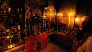 Lespedea pe care a fost asezat trupul Mantuitorului in mormant a fost dezvaluita. Acest lucru nu s-a mai intamplat de secole