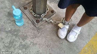 O fetita a fost legata cu lantul de un stalp si abandonata intr-o parcare de catre mama ei