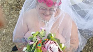 Motivul bizar pentru care o femeie s-a casatorit complet dezbracata. A pasit in fata altarului si a celor 700 de invitati fara sa aiba nimic pe ea