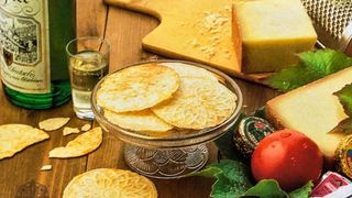 Antreprenoare la 62 de ani! O bunica si nepotul ei au dat lovitura cu saratelele pregatite dupa o reteta traditionala