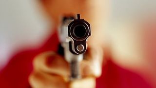 Un baietel in varsta de 5 ani si-a impuscat mortal fratele, de 3 ani. El a gasit arma in frigider, langa cutia cu cereale