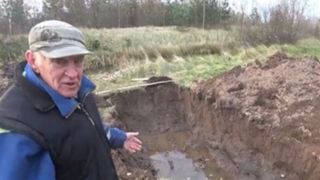 Un batran a sapat o groapa in curte, a umplut-o cu cola, apoi si-a bagat masina inauntru. Ce s-a intamplat cu autoturismul dupa acest experiment bizar