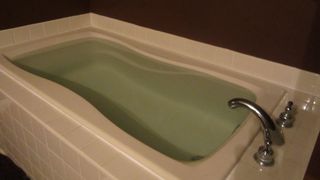 O fetita in varsta de 1 an si 2 luni s-a inecat in cada, dupa ce mama ei a uitat-o in baie