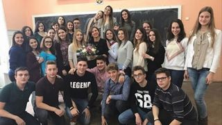 Carmen Iohannis isi serbeaza astazi ziua de nastere. "Happy birthday, Mrs. Johannis!", i-au transmis elevii