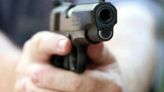 O fetita de 11 luni a fost impuscata de catre mama ei, ofiter de politie