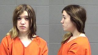 "Nu sunt un monstru!" spune o adolescenta care si-a injunghiat de 30 de ori mama si si-a impuscat tatal