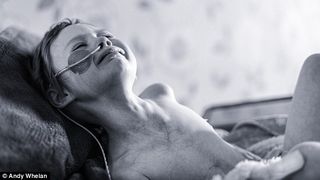 Fotografia care a cutremurat lumea. Toata durerea din Univers, concentrata intr-un moment. Un tatic i-a facut poze fetitei sale de patru ani, cu 4 ore inainte sa moara de cancer