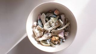 A creat o afacere cu ramasite umane! Ideea e fabuloasa: „A inceput ca un proiect inspirat dintr-o tragedie, iar acum a devenit o afacere care schimba modul in care vedem moartea”