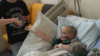 Un baietel de 12 ani a invatat singur sa coasa pentru a face ursuleti de plus pentru copiii din spitale. Fiecare jucarie este unica! Gestul lui a uimit o lume intreaga