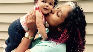 Aceasta fetita s-a nascut cu parul alb, la fel ca si mama ei! Cele doua atrag toate privirile!