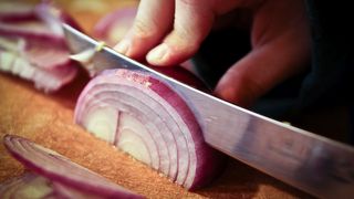 Cum sa tai ceapa pentru a nu lacrima absolut deloc. Trucul pe care aproape nicio gospodina nu il stie