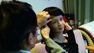 Un pensionar si-a cumparat o papusa gonflabila care arata exact ca sotia lui decedata! A platit o suma uriasa pentru asta