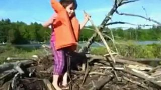 Au iesit cu fetita la joaca, iar copila a facut un gest socant! Parintii au ramas fara cuvinte cand au vazut ca se joaca cu un sarpe! Cum s-a terminat scena terifianta