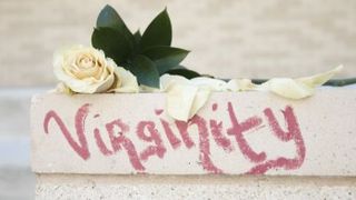 O tanara disperata sa isi salveze fratele bolnav isi vinde virginitatea