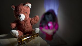 O fetita de 13 ani a fost abuzata sexual de tatal ei. Mama a filmat ororile, pe care voia sa le vanda apoi site-urilor de pornografie infantila