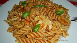 Tii post? Iata o reteta delicioasa. Nici nu simti ca nu are carne. Paste delicioase cu sos si legume la tigaie